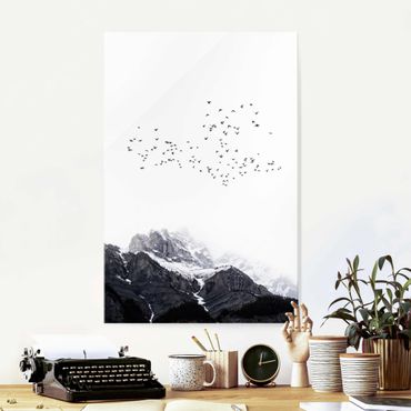 Quadro in vetro - Stormo di uccelli davanti a montagne bianco e nero - Verticale 3:2