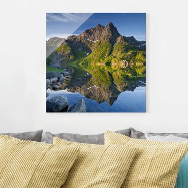 Quadro in vetro - Mountain landscape with water reflection in Norway - Quadrato 1:1