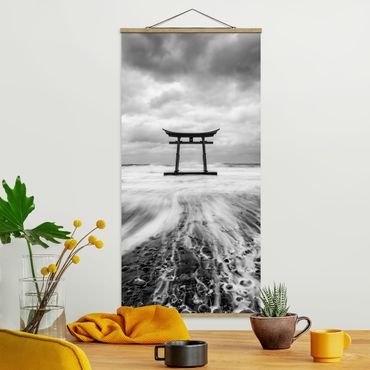 Foto su tessuto da parete con bastone - Torii giapponese nel mare - Verticale 1:2