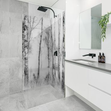 Rivestimento per doccia - Bosco di betulle mistico in bianco e nero