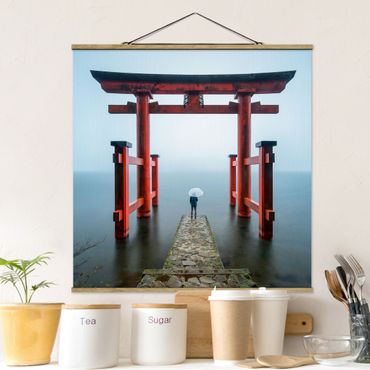 Foto su tessuto da parete con bastone - Torii rosso al lago Ashi - Quadrato 1:1