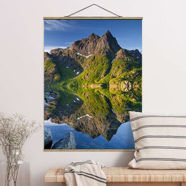 Foto su tessuto da parete con bastone - Riflessione della montagna Paesaggio Con Acqua In Norvegia - Verticale 4:3
