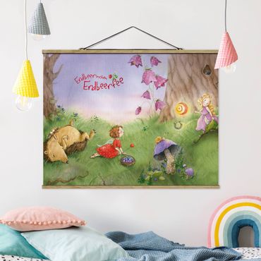 Foto su tessuto da parete con bastone - Strawberry Coniglio Erdbeerfee - Nella Foresta - Orizzontale 3:4