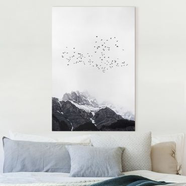 Stampa su tela - Stormo di uccelli davanti a montagne bianco e nero - Verticale 3:2