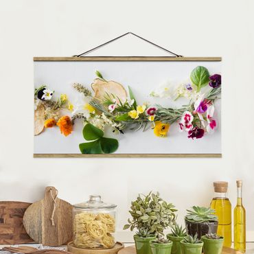 Foto su tessuto da parete con bastone - Fresco Erbe con fiori commestibili - Orizzontale 1:2