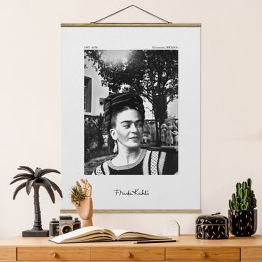 Foto su tessuto da parete con bastone - Ritratto fotografico di Frida Kahlo in giardino - Formato verticale 3:4
