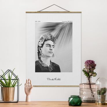Foto su tessuto da parete con bastone - Ritratto di Frida Kahlo con gioielli - Formato verticale 3:4