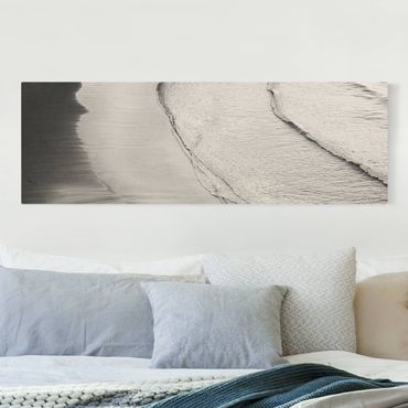 Quadro su tela naturale - Morbide onde sulla spiaggia in bianco e nero - Panorama 3:1