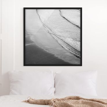 Poster con cornice - Morbide onde sulla spiaggia in bianco e nero