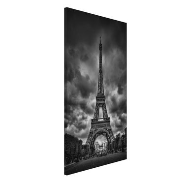 Lavagna magnetica - Torre Eiffel Davanti Nubi In Bianco e nero - Formato verticale 4:3