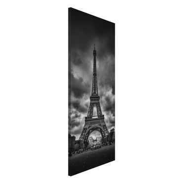 Lavagna magnetica - Torre Eiffel Davanti Nubi In Bianco e nero - Panorama formato verticale