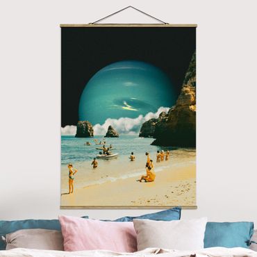 Foto su tessuto da parete con bastone - Collage retrò - Spiaggia spaziale - Formato verticale 3:4