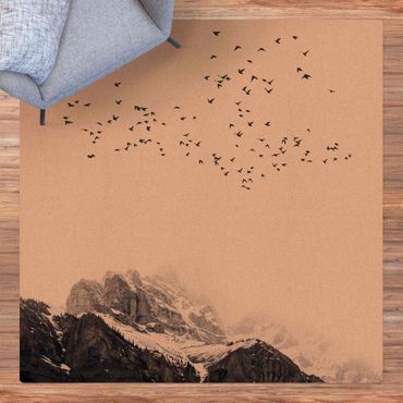 Tappetino di sughero - Stormo di uccelli davanti a montagne bianco e nero - Quadrato 1:1