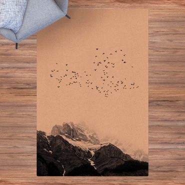 Tappetino di sughero - Stormo di uccelli davanti a montagne bianco e nero - Formato verticale 2:3