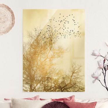 Quadro in vetro - Stormo di uccelli davanti ad un albero dorato - Formato verticale