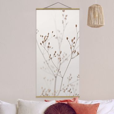 Foto su tessuto da parete con bastone - Delicate gemme su ramo di fiori selvatici - Verticale 1:2