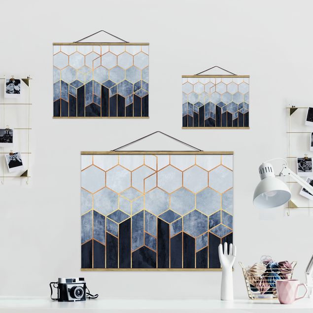 Foto su tessuto da parete con bastone - Elisabeth Fredriksson - Oro Esagoni Blu Bianco - Orizzontale 3:4
