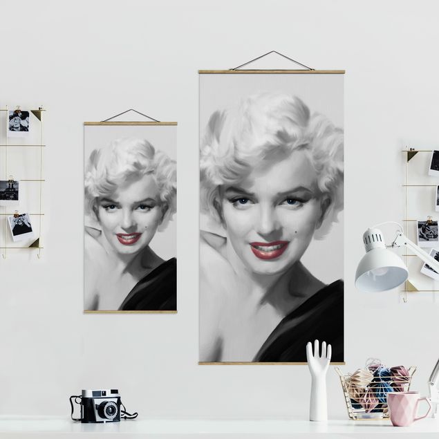 Quadro su tessuto con stecche per poster - Marilyn sul divano - Verticale  2:1