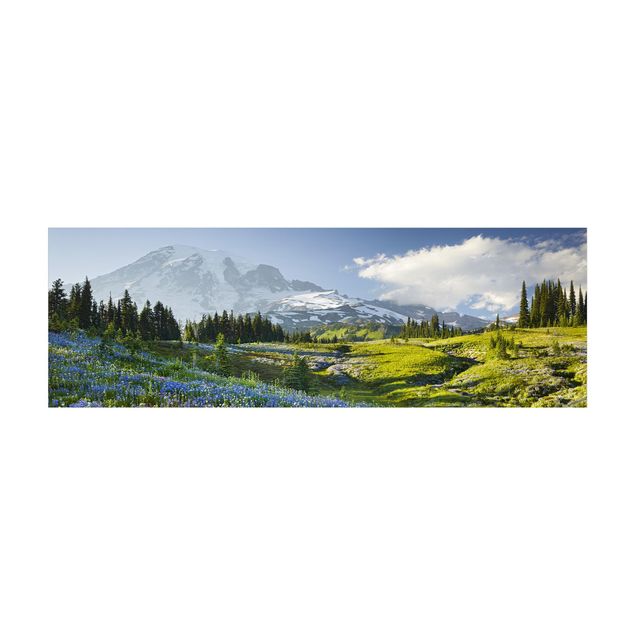 Tappeti foresta Prato di montagna con fiori blu davanti al monte Rainier