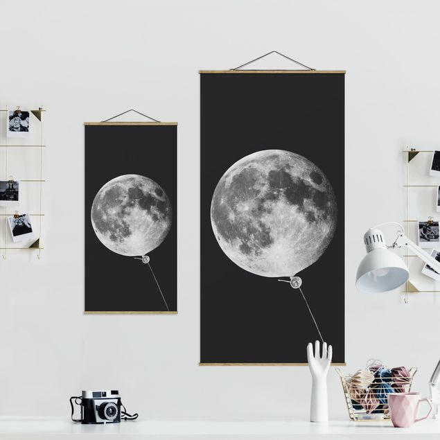 Quadro su tessuto con stecche per poster - Balloon Con La Luna - Verticale 2:1