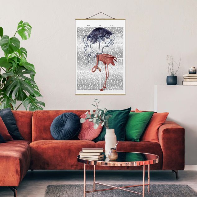Foto su tessuto da parete con bastone - Reading Animal - Flamingo con l'ombrello - Verticale 3:2