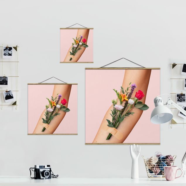 Foto su tessuto da parete con bastone - Braccio con i fiori - Quadrato 1:1