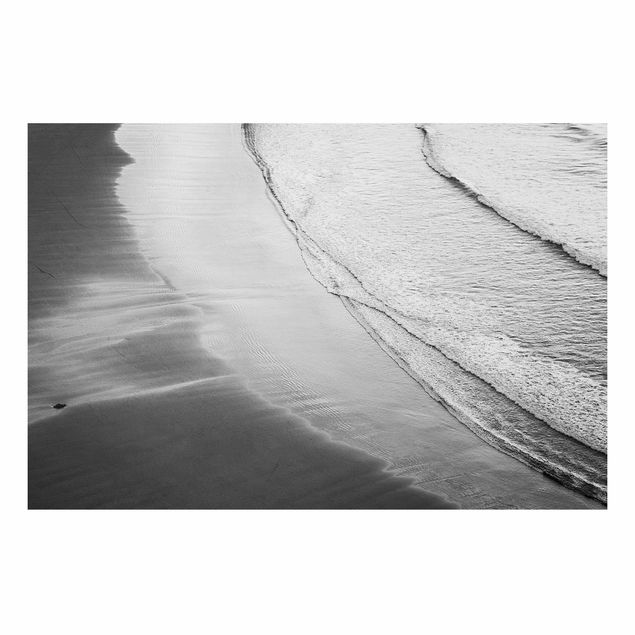 Stampa su alluminio - Morbide onde sulla spiaggia in bianco e nero