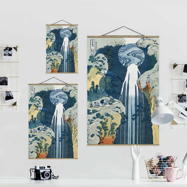 Foto su tessuto da parete con bastone - Katsushika Hokusai - La cascata di Amida - Verticale 3:2