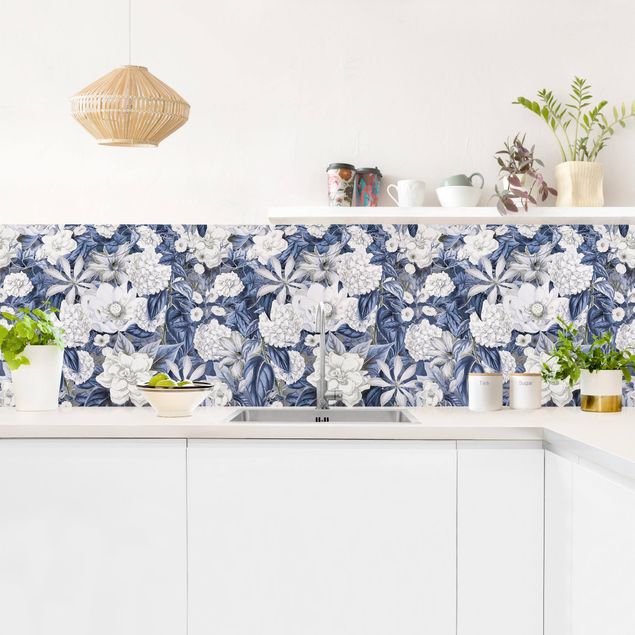 rivestimento cucina moderna Fiori bianchi davanti al blu