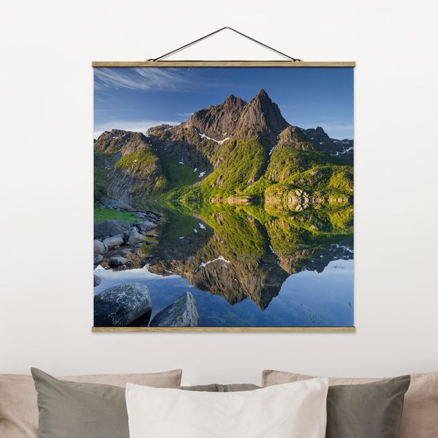 Quadro su tessuto con stecche per poster - Riflessione della montagna Paesaggio Con Acqua In Norvegia - Quadrato 1:1