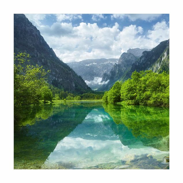 Tappeto verde Lago di montagna con riflessi d'acqua