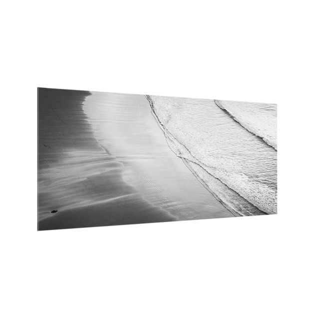 Paraschizzi in vetro - Morbide onde sulla spiaggia in bianco e nero - Formato orizzontale 2:1