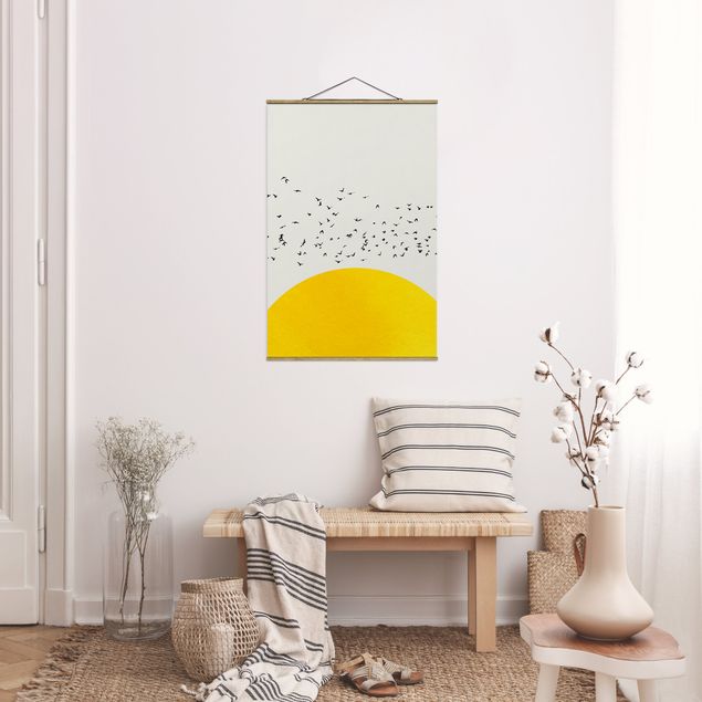 Foto su tessuto da parete con bastone - Stormo di uccelli davanti al sole dorato - Verticale 3:2