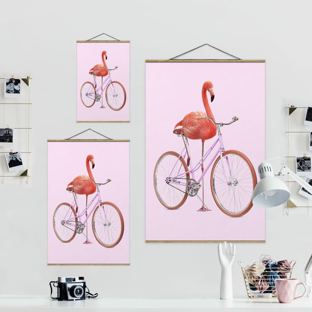 Foto su tessuto da parete con bastone - Flamingo con la bicicletta - Verticale 3:2