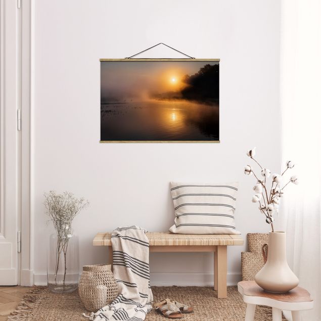 Foto su tessuto da parete con bastone - Alba sul lago con Cervi Nella Nebbia - Orizzontale 2:3