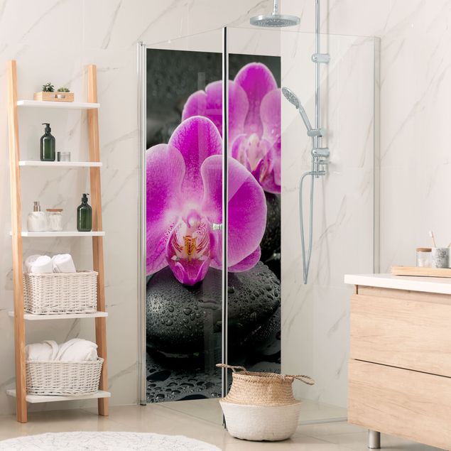 Rivestimenti per doccia pietra Fiore di orchidea rosa su pietra con gocce