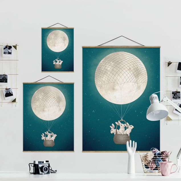 Foto su tessuto da parete con bastone - Laura Graves - Illustrazione Hare Balloon Luna cielo stellato - Verticale 4:3