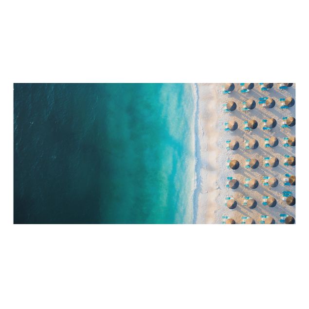 Stampa su alluminio - Spiaggia sabbiosa bianca con ombrelloni di paglia