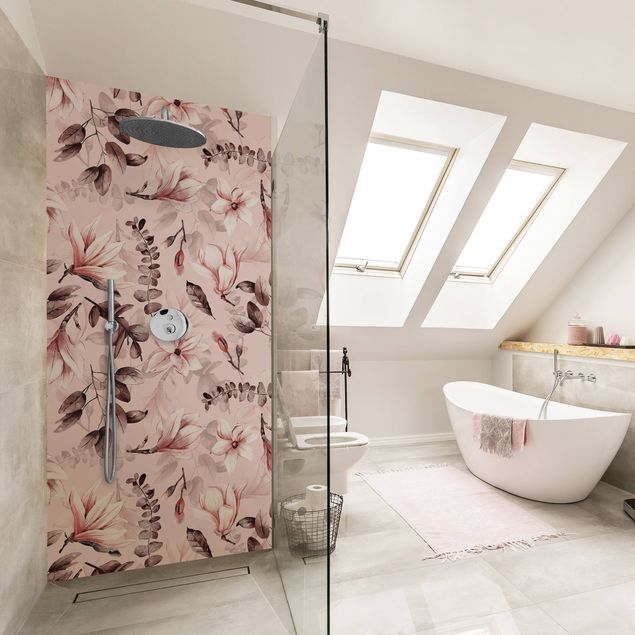 Bagno interno con parete di pattern area doccia e decorazioni floreali tra  cui una tazza e