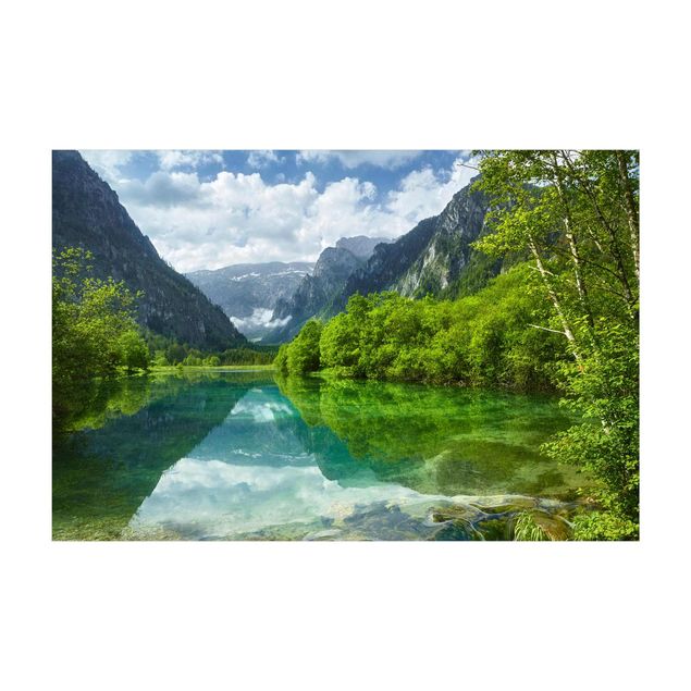 Tappeto bagno verde Lago di montagna con riflessi d'acqua