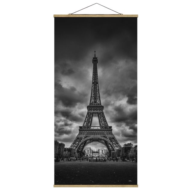 Quadro su tessuto con stecche per poster - Torre Eiffel di nuvole in bianco e nero - Verticale 2:1