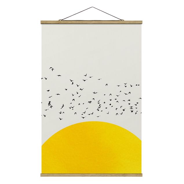 Foto su tessuto da parete con bastone - Stormo di uccelli davanti al sole dorato - Verticale 3:2
