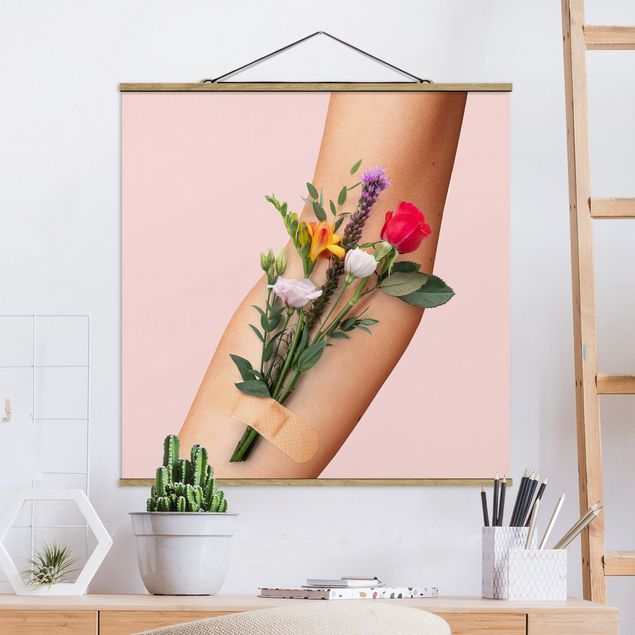 Foto su tessuto da parete con bastone - Braccio con i fiori - Quadrato 1:1