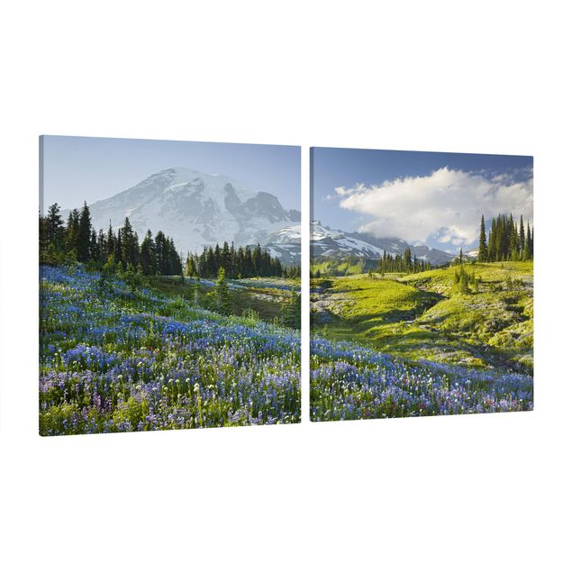 Tele con paesaggi Prato di montagna con fiori blu davanti al monte Rainier