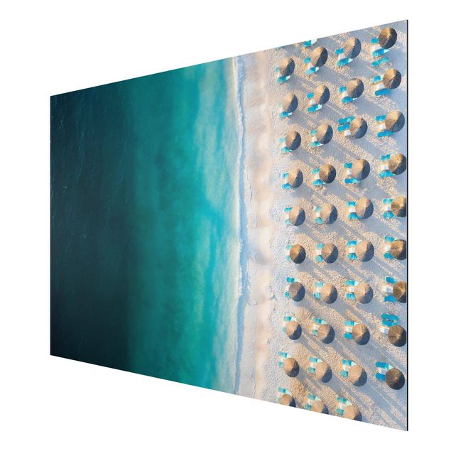 Stampa su alluminio - Spiaggia sabbiosa bianca con ombrelloni di paglia