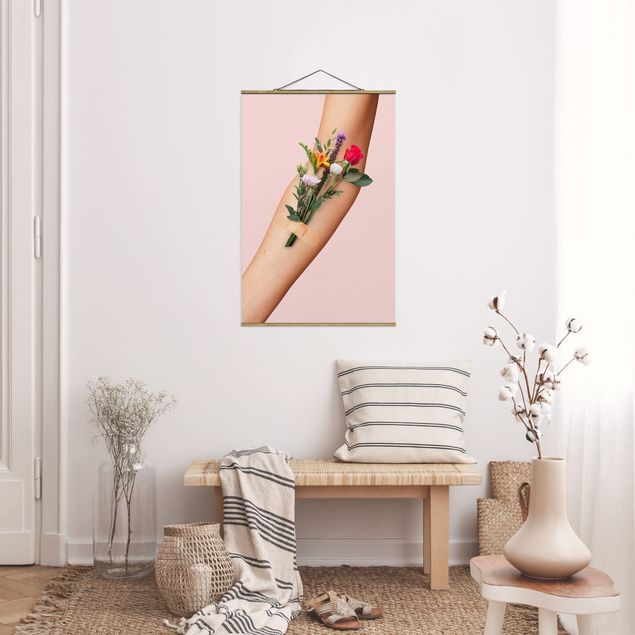 Foto su tessuto da parete con bastone - Braccio con i fiori - Verticale 3:2