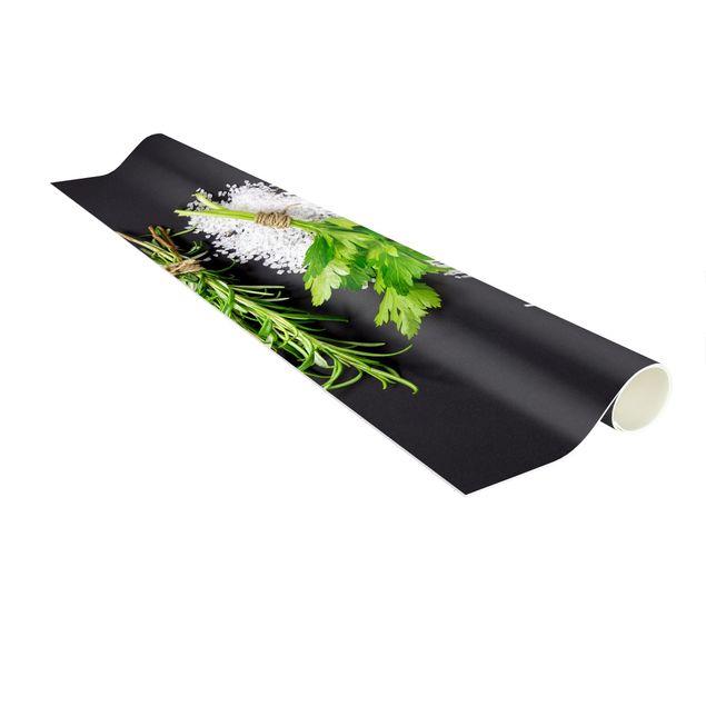 Tappeto verde Erbe su sfondo nero salato