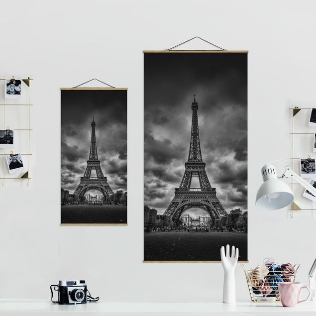 Quadro su tessuto con stecche per poster - Torre Eiffel di nuvole in bianco e nero - Verticale 2:1