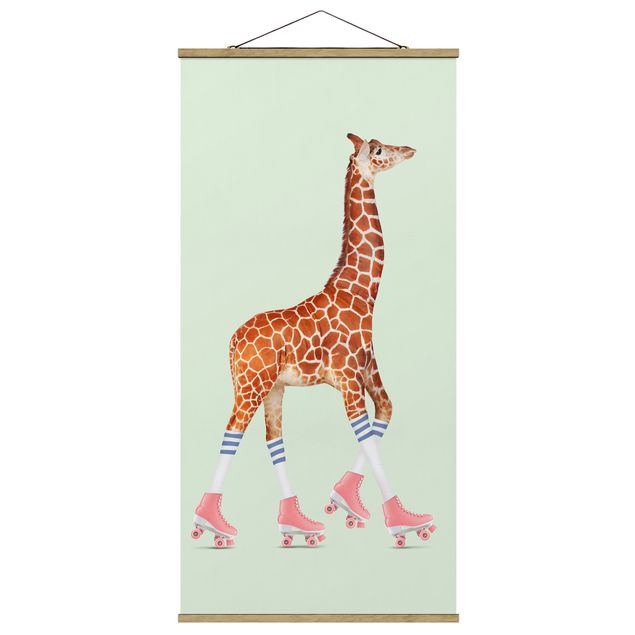 Quadro su tessuto con stecche per poster - Giraffa con Pattini a rotelle - Verticale 2:1