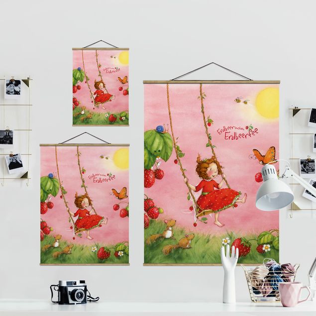 Foto su tessuto da parete con bastone - Strawberry Coniglio Erdbeerfee - Albero altalena - Verticale 4:3